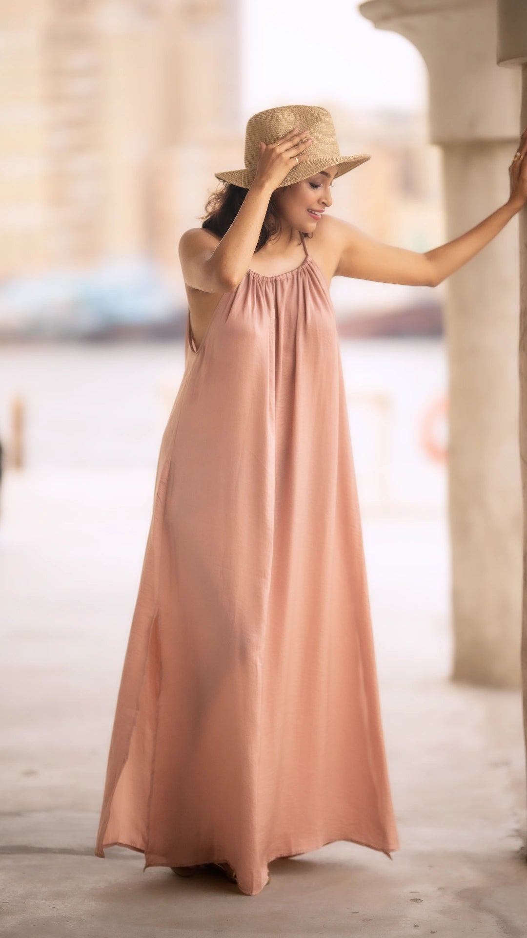 Sleeveless free-flow long dress